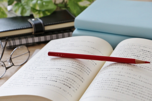 相談内容を整理するためのノートと筆記具