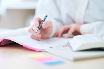 資料へ書き込みながら支援計画を考える様子