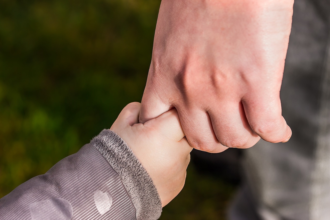 大人と子どもが手をつないでいる様子